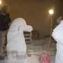 Storchskulpturen in Arbeit