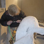 Storchskulptur in Arbeit